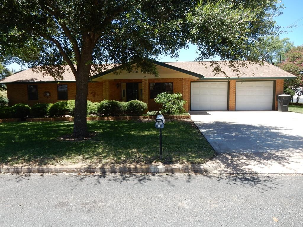 Property Photo: 101 Grothe St TX 78624