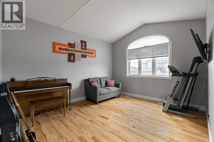 Property Photo:  169 Lindstrom Crescent  AB T9K 2N8 