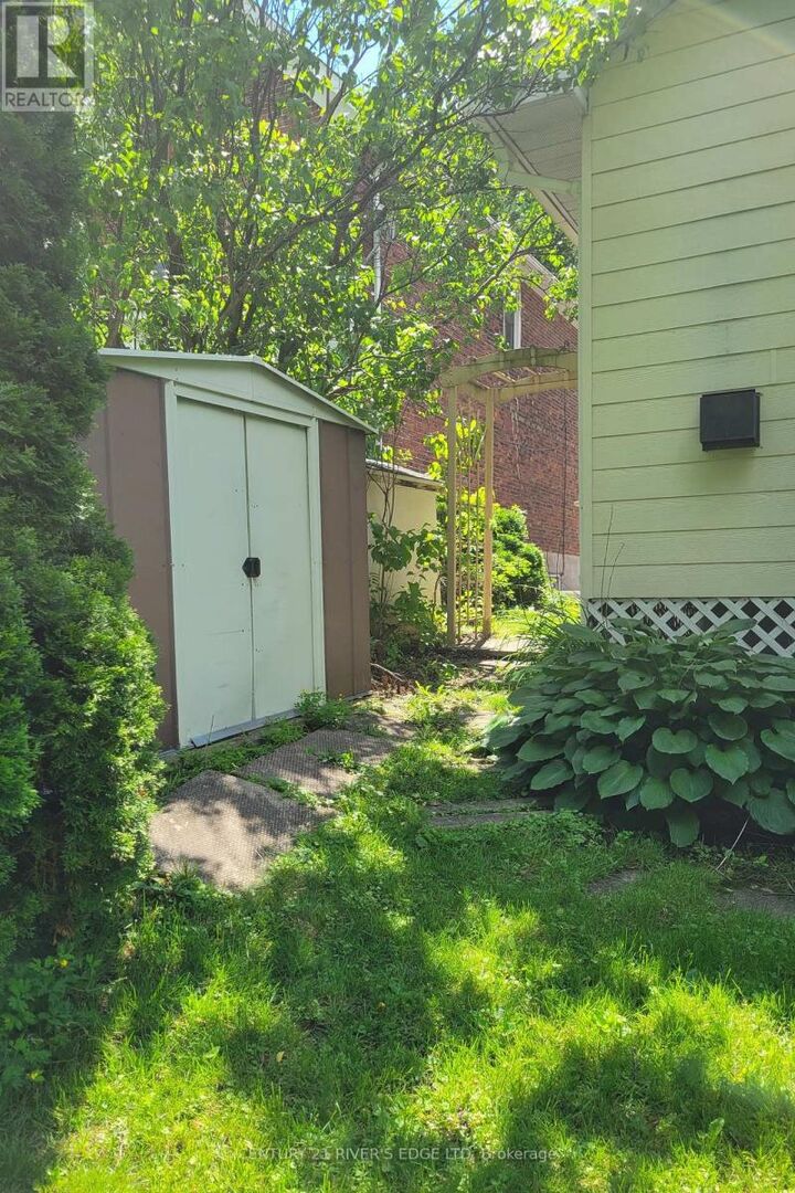 Property Photo:  158 Pearl Street West  ON K6V 4C6 