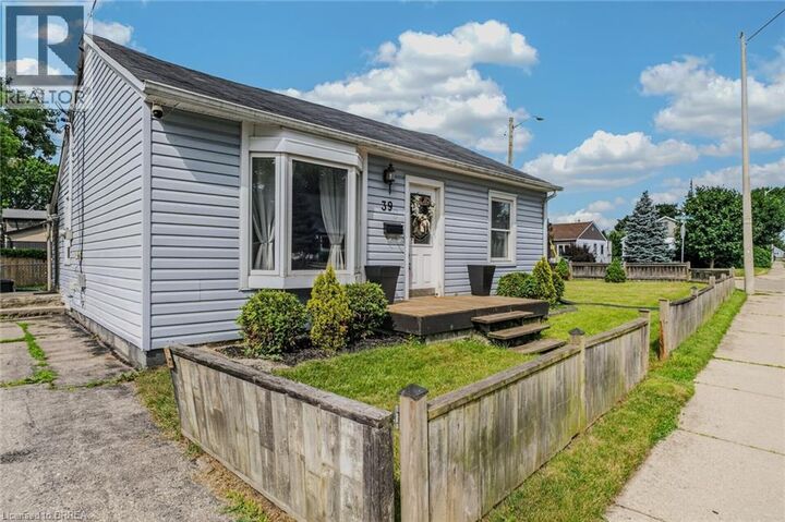 Property Photo:  39 Sanderson Street  ON N3S 2V4 
