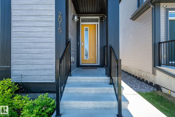 Property Photo:  2015 Desrochers Drive SW  AB T6W 4Y9 