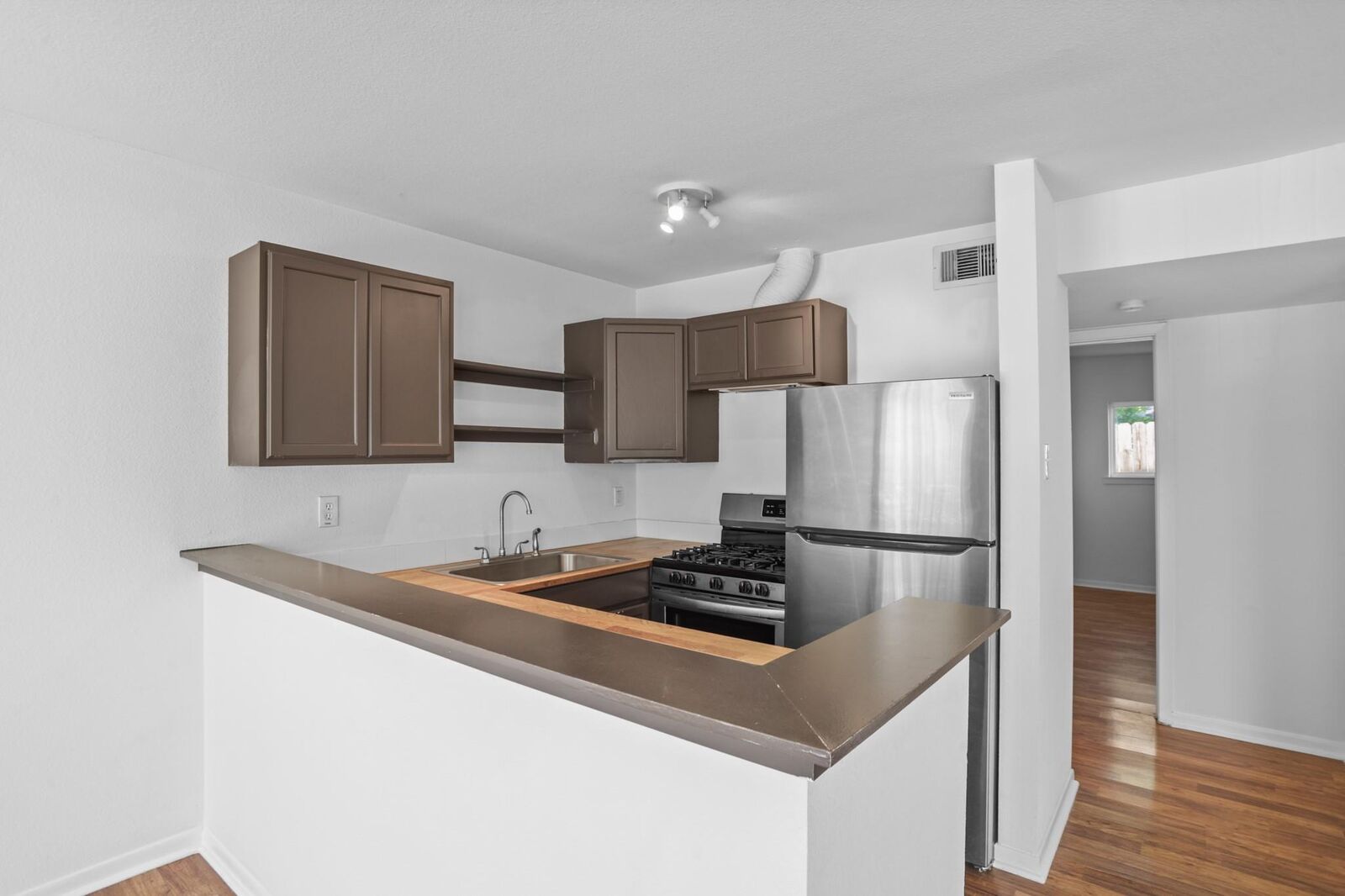 Property Photo: 1408 Hughes Street 12 TX 77023