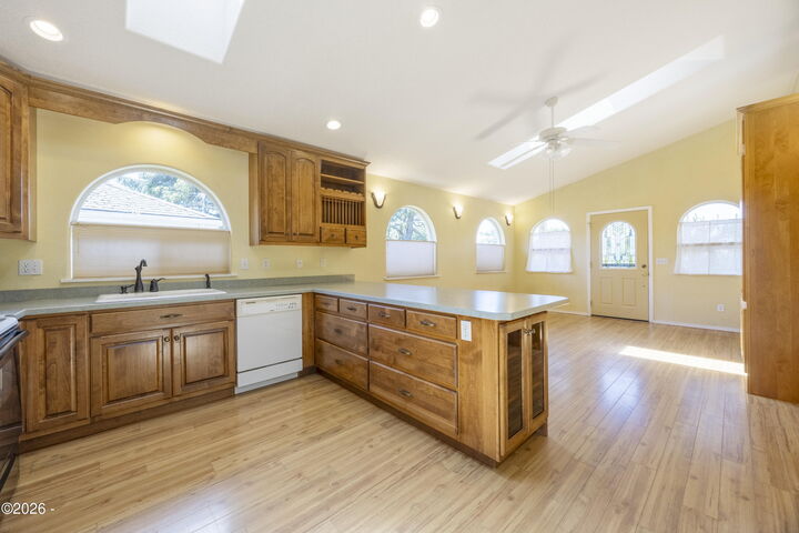 Property Photo:  736 NW Lee St Street  OR 97365 