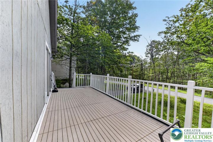 Property Photo:  2027 Skyview Terrace  PA 18466 