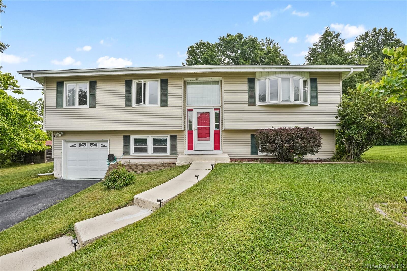 Property Photo:  5 Walnut Court  NY 10924 