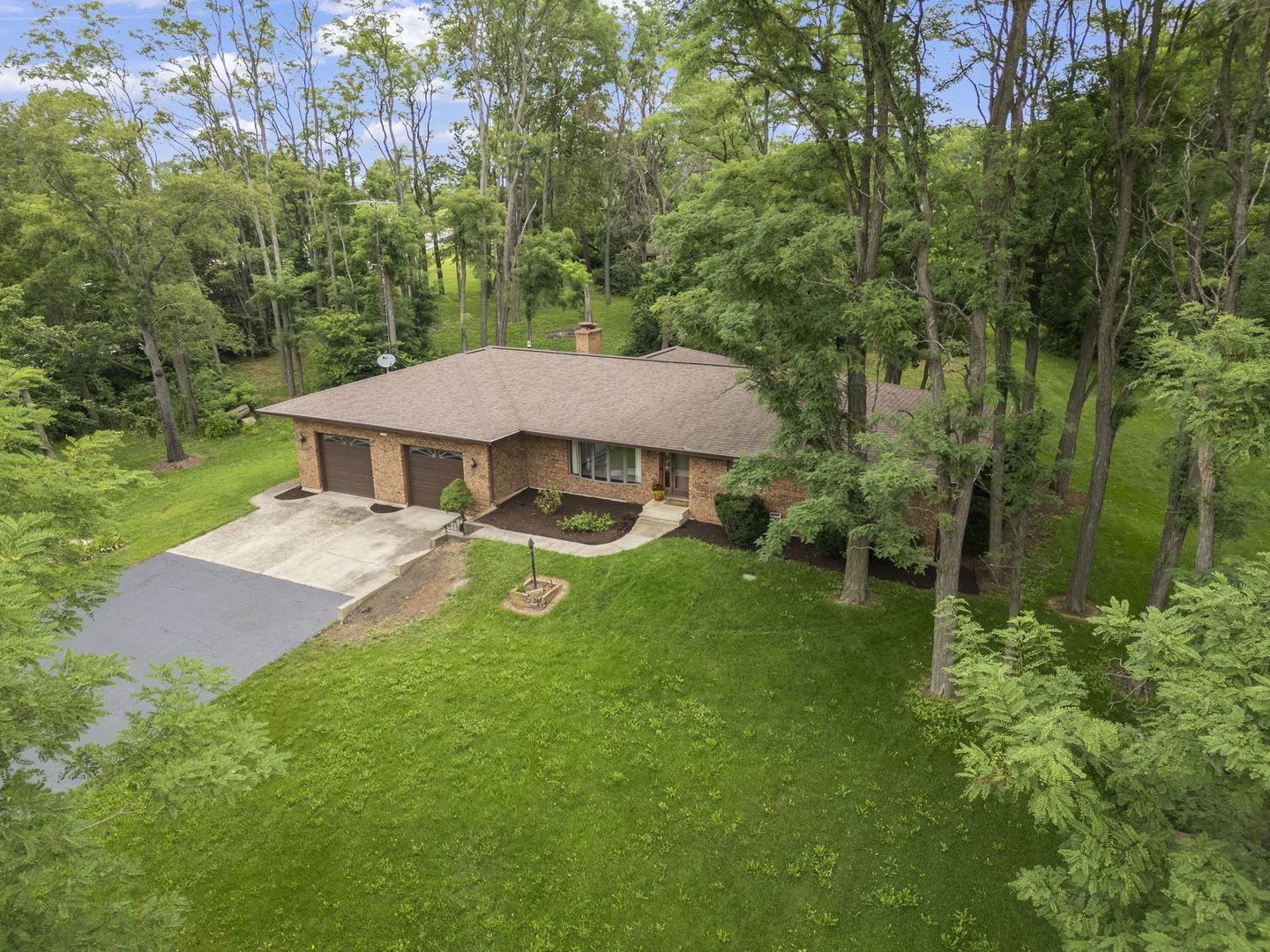 Property Photo: 7 Timbercreek Drive IL 60560