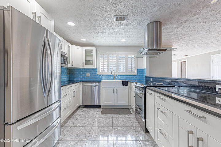 Property Photo: 3320 America Avenue FL 32250