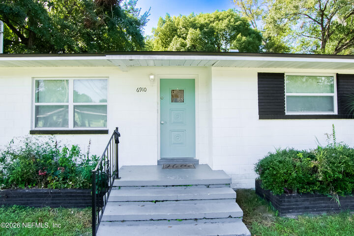 Property Photo:  6910 Cartier Circle  FL 32208 