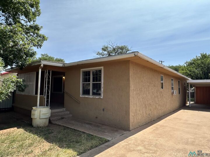 Property Photo:  509 N Oak Street  NM 88101 