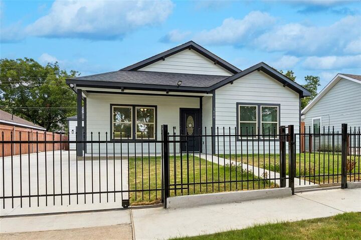 Property Photo:  1404 E Cannon Street  TX 76104 