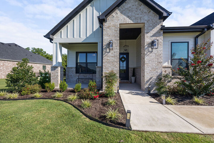 Property Photo:  846 Asher Street  AR 72703 