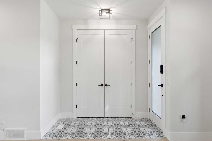 Property Photo:  3325 42 Street SW  AB T3E 3M5 