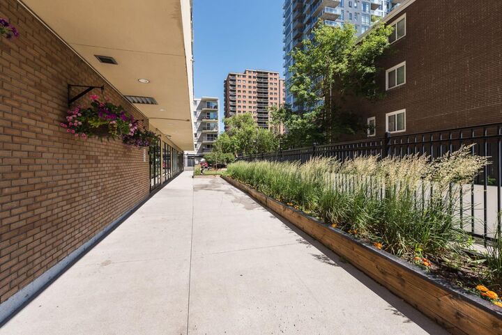 Property Photo:  1330 15 Avenue SW 207  AB T3C 3N7 