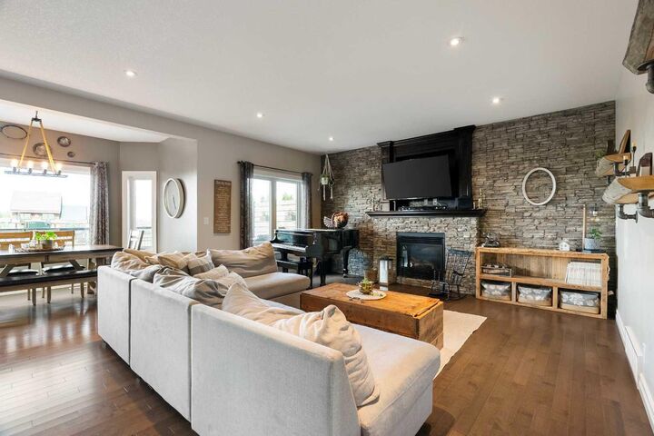 Property Photo:  652 Heritage Drive  AB T9K 2X2 