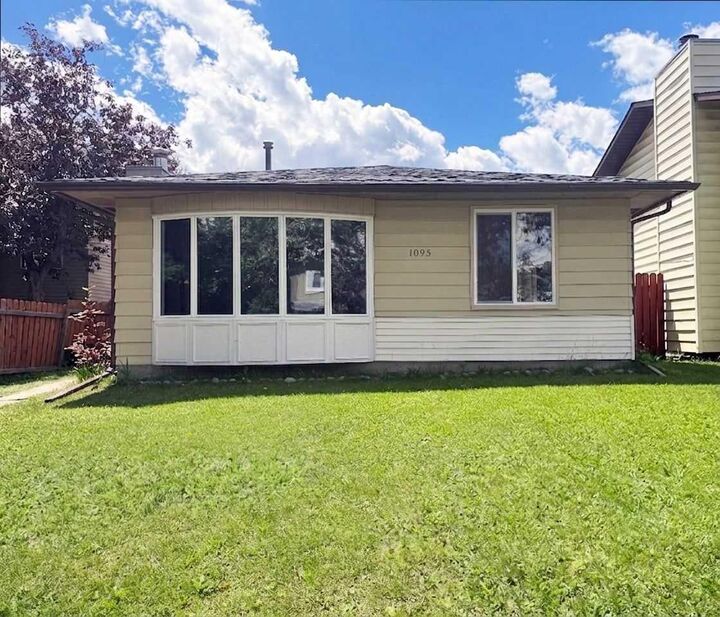 1095 Berkley Drive NW — photo 1