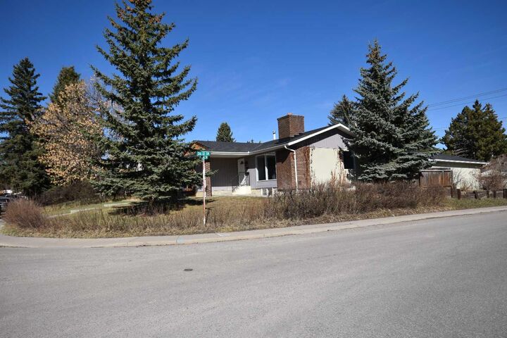Property Photo:  2604 106 Avenue SW  AB T2W 2J1 