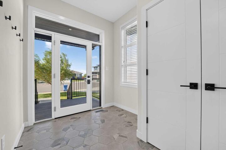 Property Photo: 1039 Caledonia Place W AB T1J 5W1