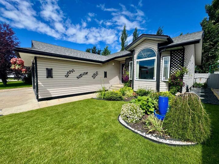 Property Photo:  9126 117 Avenue  AB T8X 1J2 