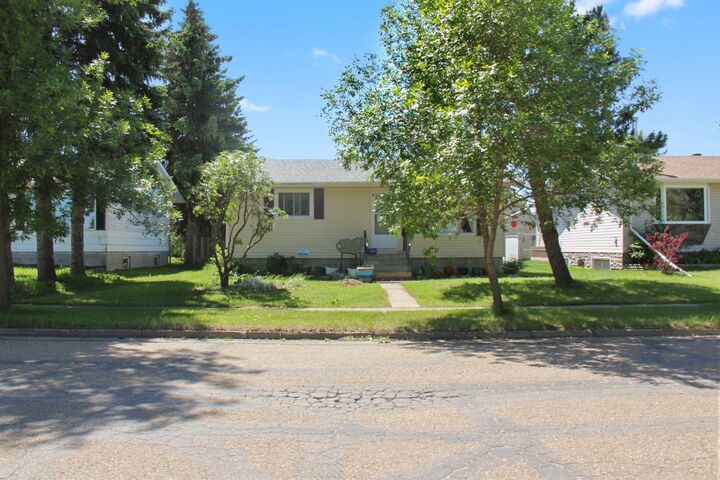 Property Photo: 4915 53 Avenue AB T0B 4A0