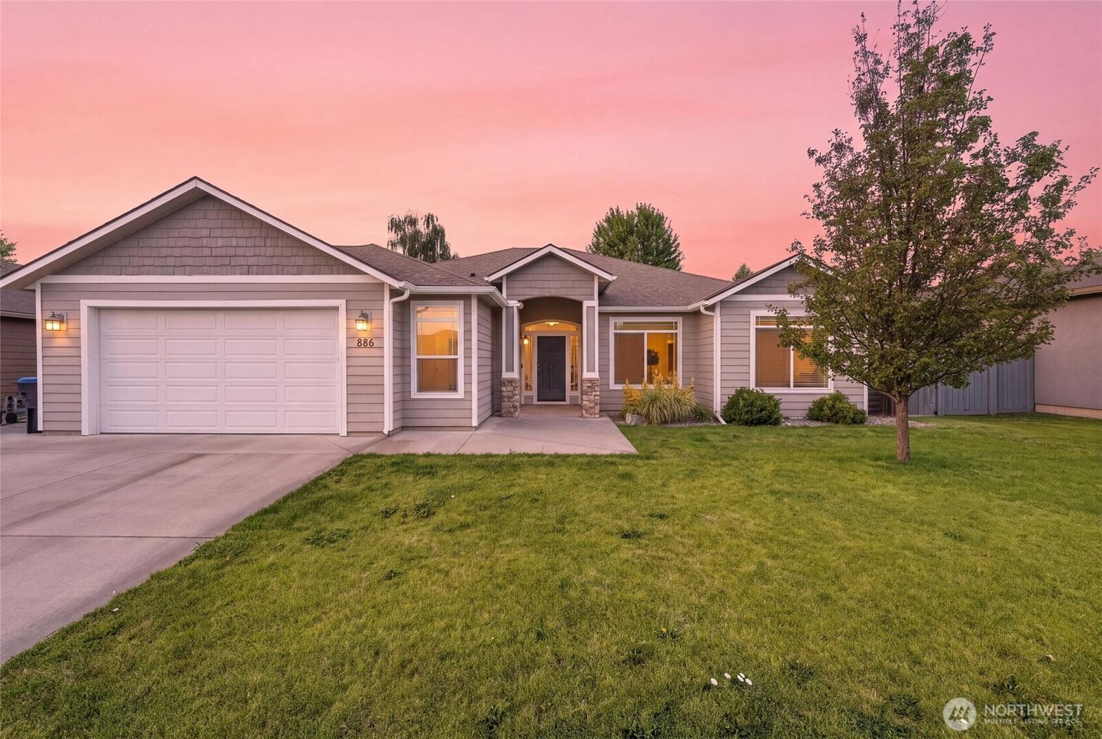 Property Photo:  886  Boulder Street  WA 99362 