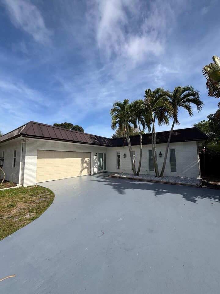 Property Photo: 1070 SW 18th Street FL 33486