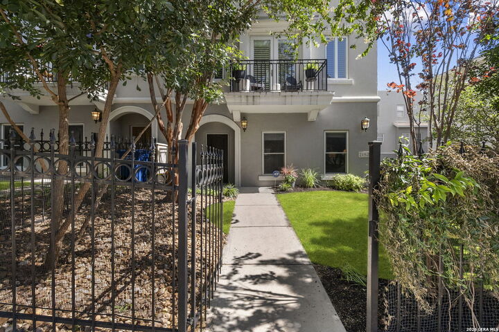 Property Photo:  215 E Mulberry 215-2  TX 78212 