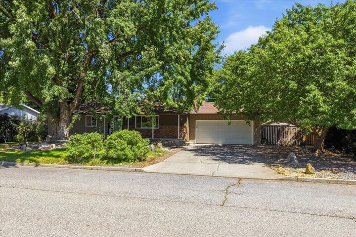 Property Photo: 5721 S Moran Dr WA 99223