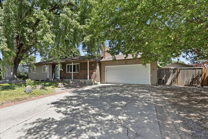 Property Photo: 5721 S Moran Dr WA 99223