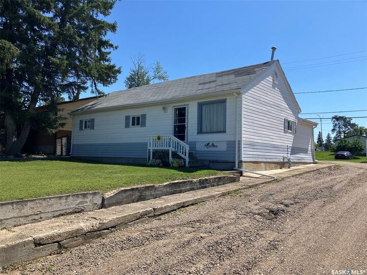 Property Photo:  604 Railway Avenue W  SK S0E 1E0 