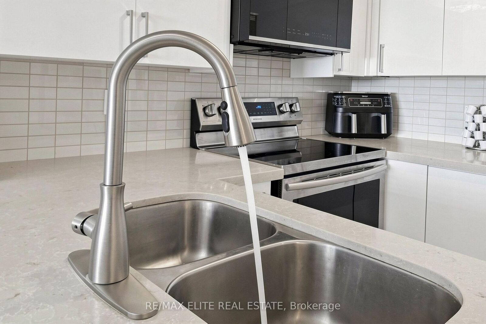 Property Photo: 9 Northern Heights Drive 1205 ON L4B 4M5