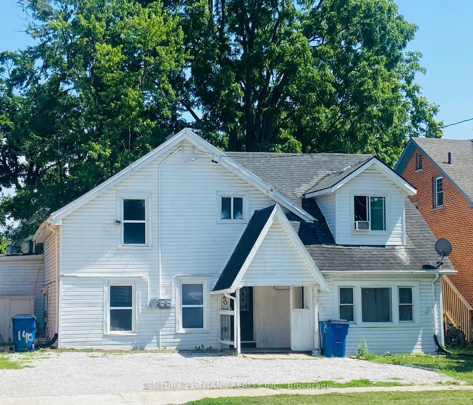 Property Photo: 138-140 Grand Avenue E ON N7L 1W2