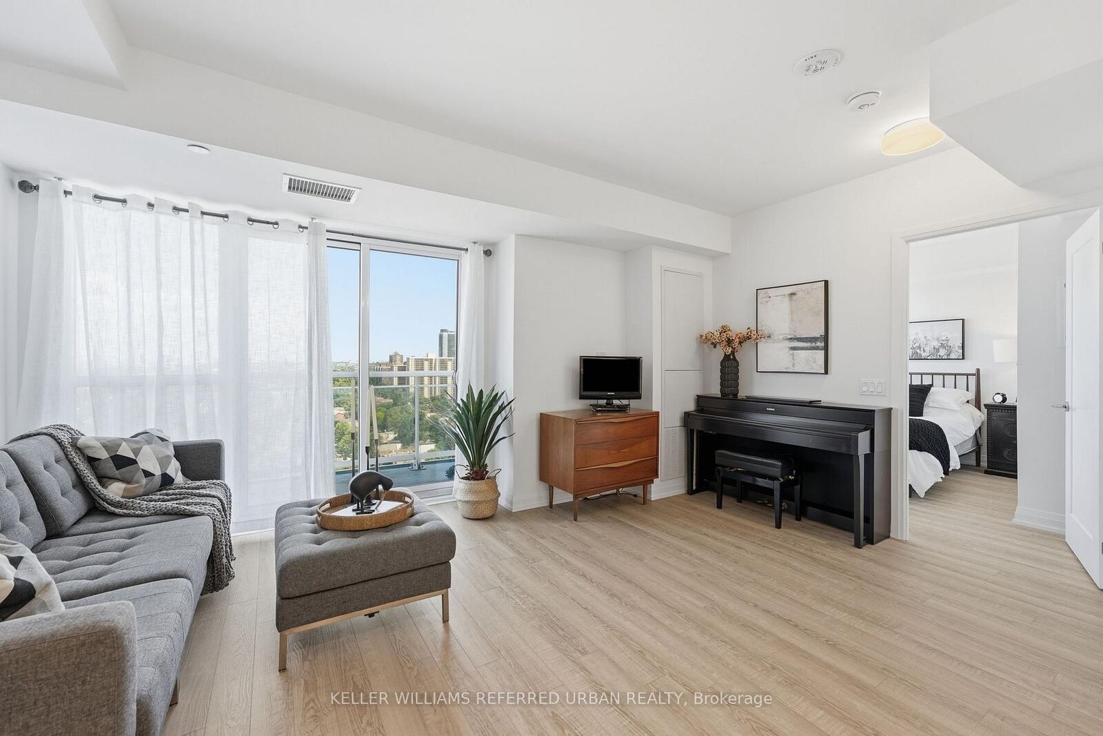 Property Photo:  286 Main Street 1702  ON M4C 4X4 