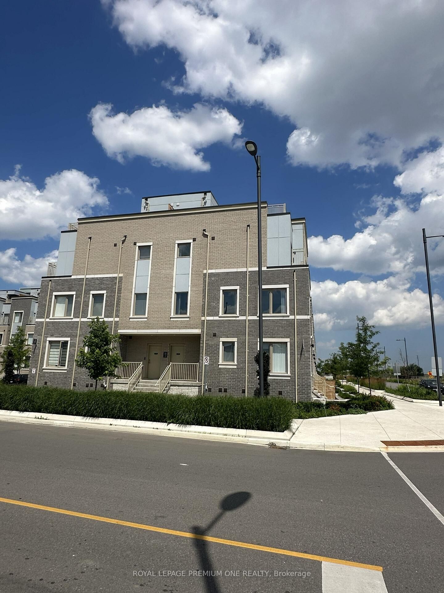 Property Photo:  150 Honeycrisp Crescent 269  ON L4K 0N7 