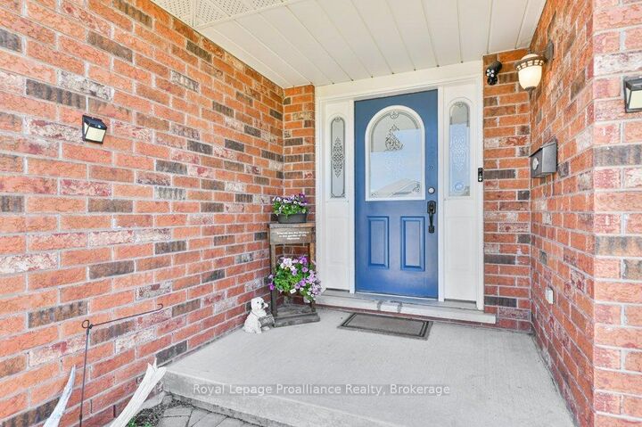 31 Hemlock Crescent — photo 1