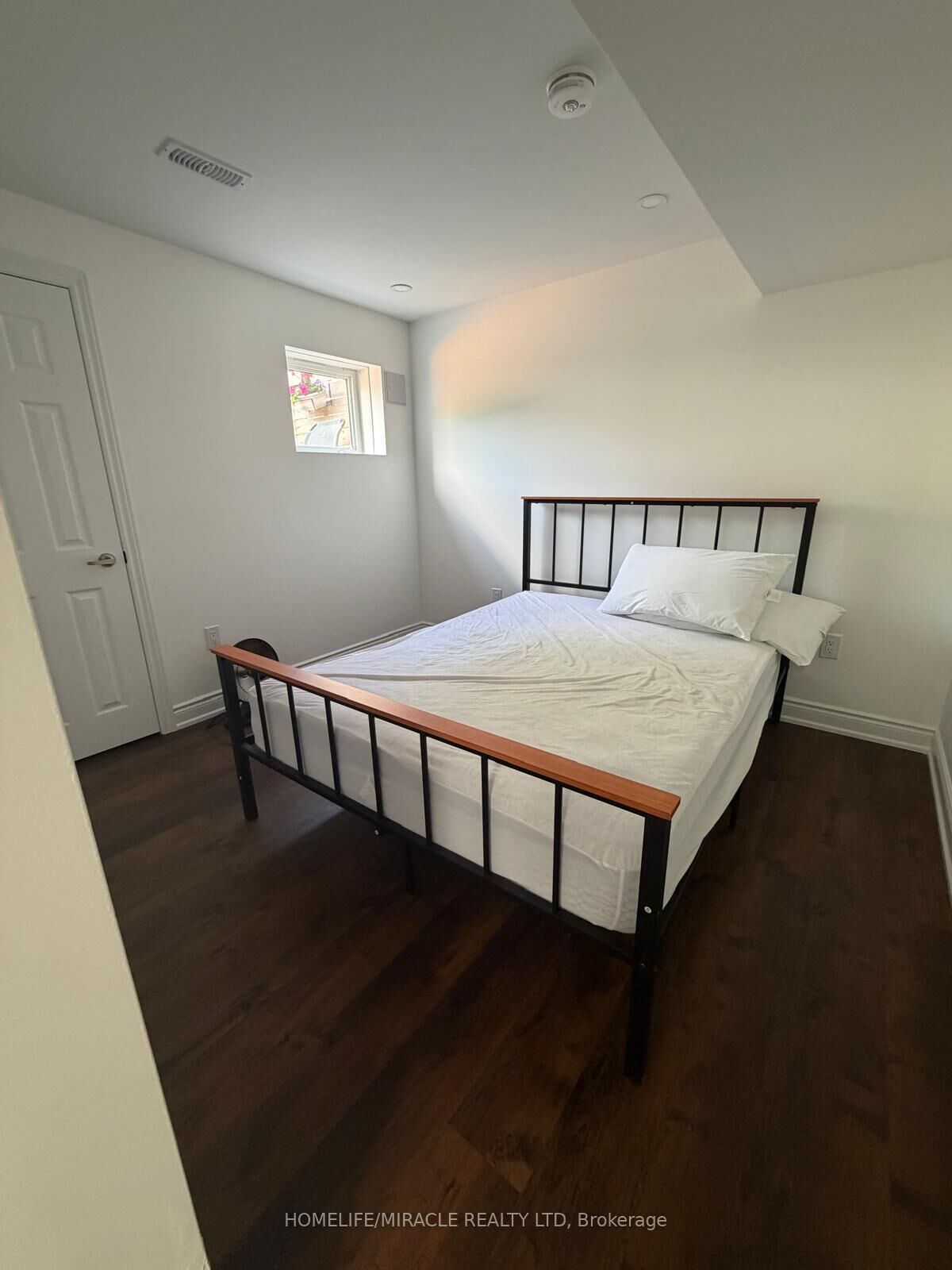 Property Photo: 28 Meadowglen Boulevard ON L7G 0B7