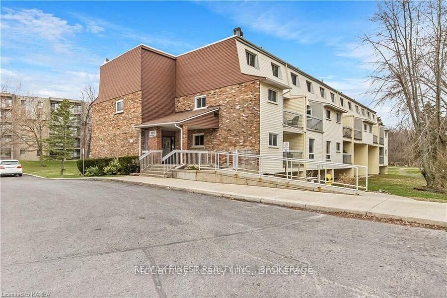 Property Photo: 1010 Pembridge Crescent 110 ON K7P 1A3