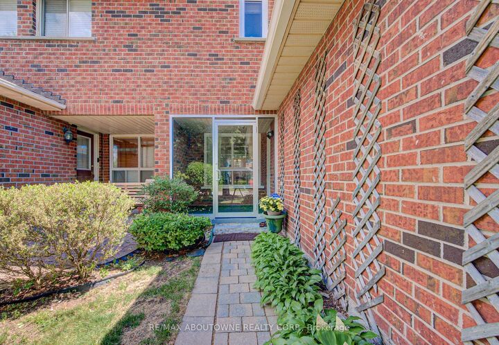 Property Photo:  1140 Avondale Drive  ON L6H 5L3 