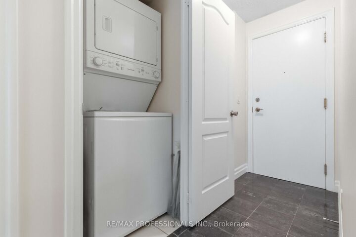 Property Photo: 2121 Lake Shore Boulevard W 607 ON M8V 4E8