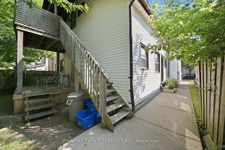 Property Photo:  172 Albion Street N Upper  ON N3T 3N2 