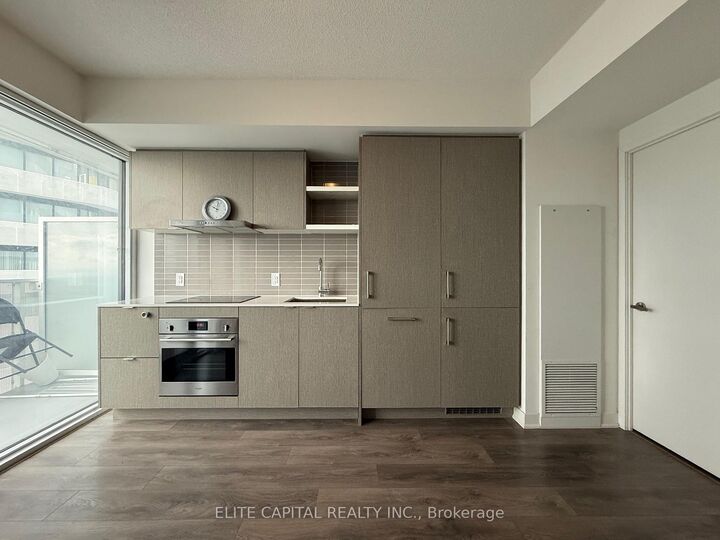 Property Photo: 88 Harbour Street 3711 ON M5J 1B7