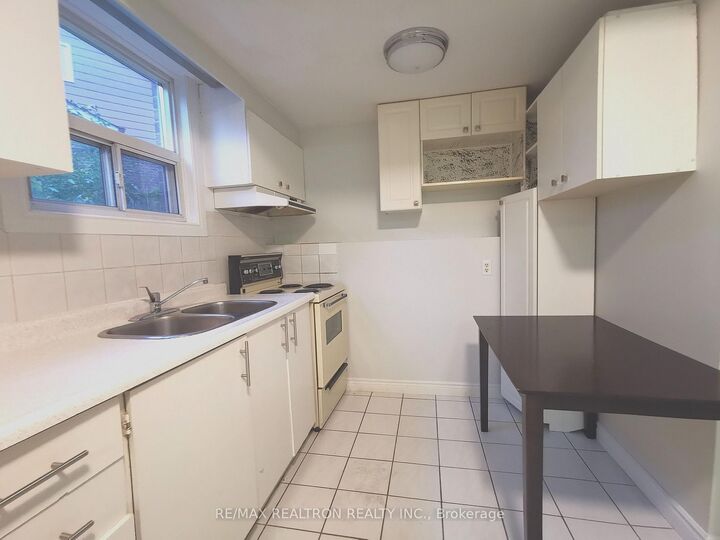 Property Photo:  928 Knollwood Court Lower Level  ON L5C 3L9 
