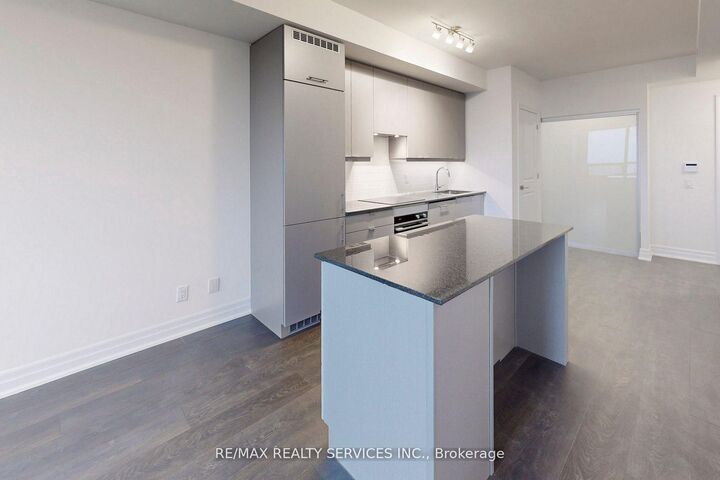 Property Photo:  36 Elm Drive W 3406  ON L5B 0N3 