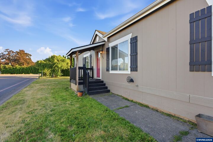 Property Photo: 104 Essex Dr SE OR 97325