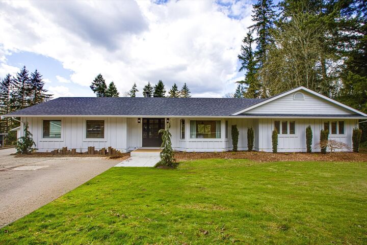 7025 Hesslea Crescent — photo 1