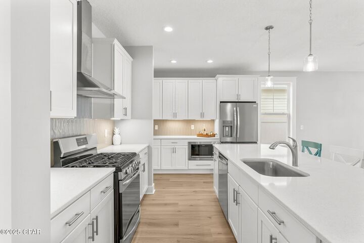 Property Photo: 2221 Warbler Street FL 32405