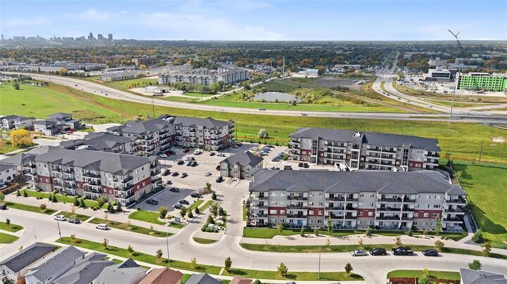Property Photo:  60 Philip Lee Drive  MB R3W 0R2 