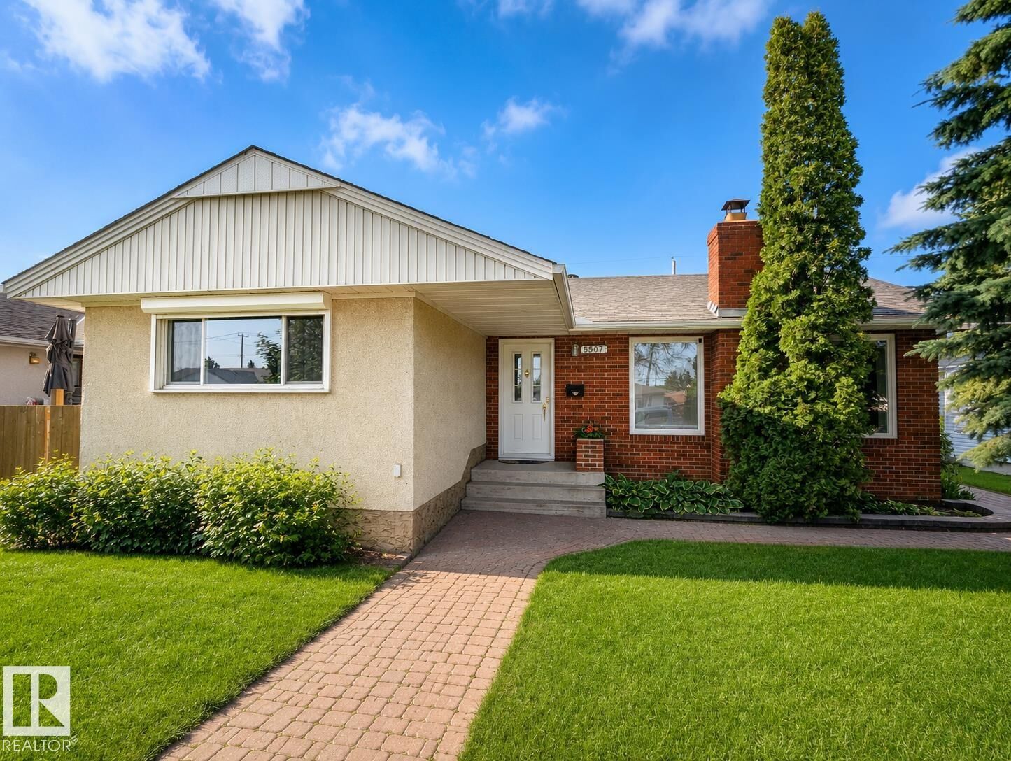 Property Photo:  5507 102A Avenue NW  AB T6A 0R3 