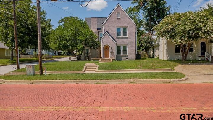 Property Photo:  831 W Houston Street  TX 75702 