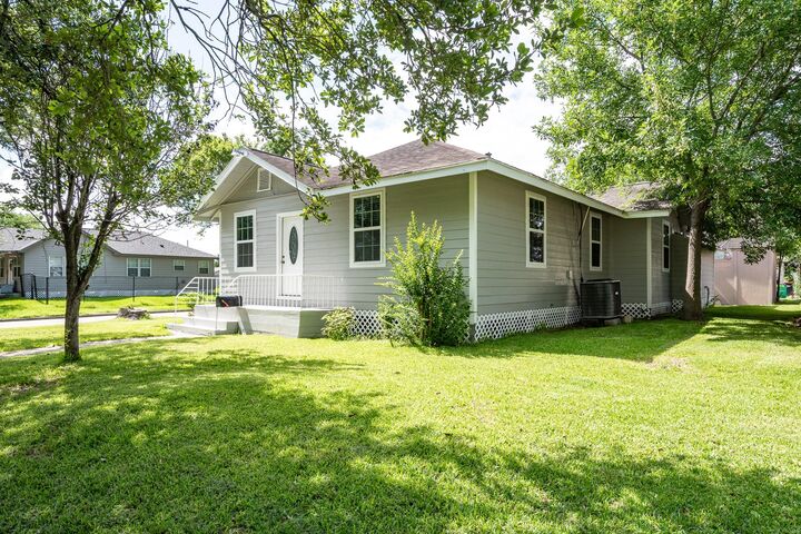 Property Photo:  3201 Iowa Street  TX 77520 