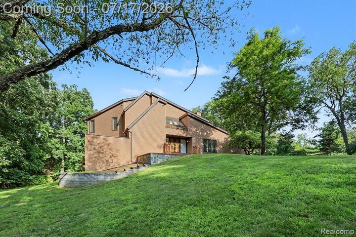 Property Photo: 5685 Paint Valley Drive MI 48306 2464